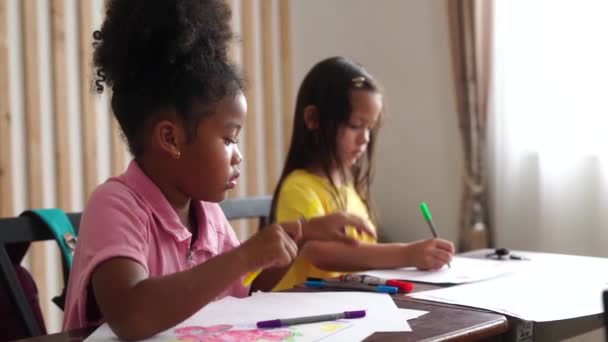 Schattig Meisjes Praten Tekenen Tijdens Les — Stockvideo