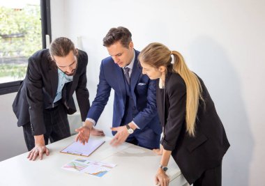  Başarılı iş adamları toplantı ve konuşmada