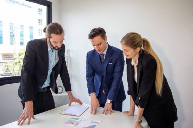  Başarılı iş adamları toplantı ve konuşmada