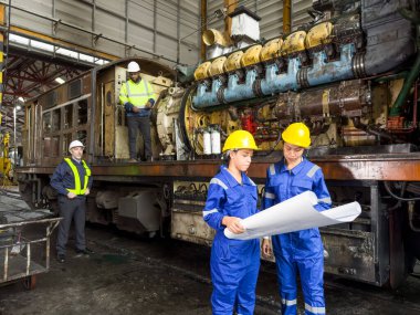 Güvenlik Ceketi Giyen Endüstriyel Mühendisler Ağır Sanayi Üretim Fabrikasında Çeşitli Metal İşleme İşlemleri Yapıyor