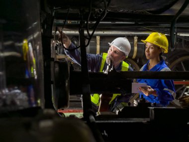 Güvenlik Ceketi Giyen Endüstriyel Mühendisler Ağır Sanayi Üretim Fabrikasında Çeşitli Metal İşleme İşlemleri Yapıyor