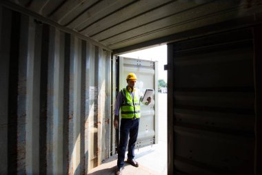 Konteynır denetçilerinin ustabaşı ihracat ürünleri hazırlıyor.