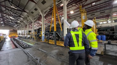 Güvenlik Ceketi Giyen Endüstriyel Mühendisler Ağır Sanayi Üretim Fabrikasında Çeşitli Metal İşleme İşlemleri Yapıyor