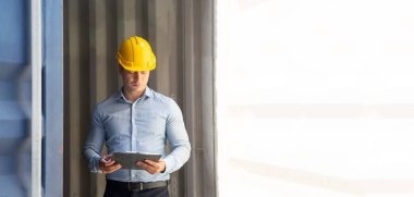 Foreman endüstrideki endüstriyel kargo gemisini kontrol ediyor. Ulaşım ve lojistik