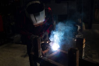 İşçi Metal Mağazası kaynak işlemi devam ediyor