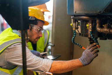 İş dünyası teknolojisi, insanlar ve teknoloji. Fabrika deposunda çalışan mühendis.