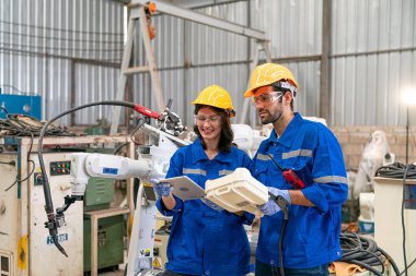 İş dünyası teknolojisi, insanlar ve teknoloji. Fabrika deposunda çalışan mühendisler.