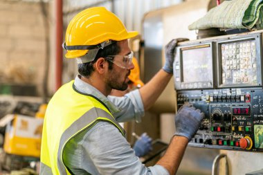 İş dünyası teknolojisi, insanlar ve teknoloji. Fabrika deposunda çalışan mühendis.