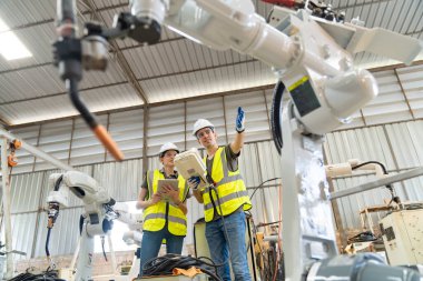 Fabrikada işçiler, üretim mühendisliği.