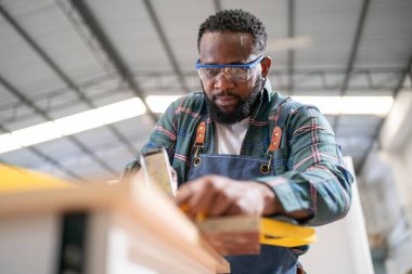 Marangozluk atölyesinde çalışırken Sander 'ı kullanan el işçisi..