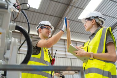 Fabrikada işçiler, üretim mühendisliği.