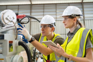 Fabrikada işçiler, üretim mühendisliği.