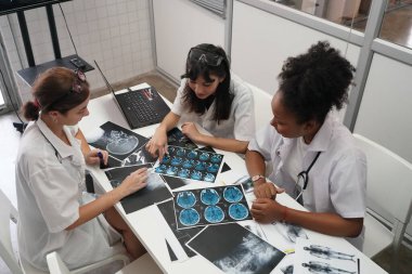 Tıbbi İşyeri Sağlık Hizmetleri. Çok ırklı doktor ekibi ofisinde toplantı yapıyor.