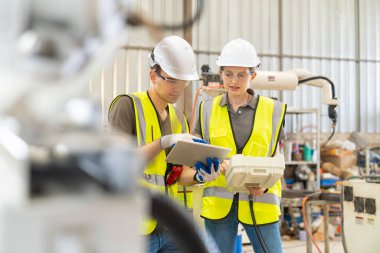 Fabrikada işçiler, üretim mühendisliği.