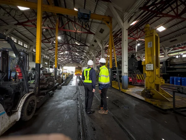 Manlig Arbetare Uniform Och Hjälm Driver Kran Fabriken Industriproduktion Metallbearbetning — Stockfoto