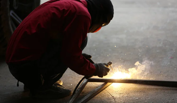 Lavoratore Saldatura Metallurgica Cingolo Corso — Foto Stock