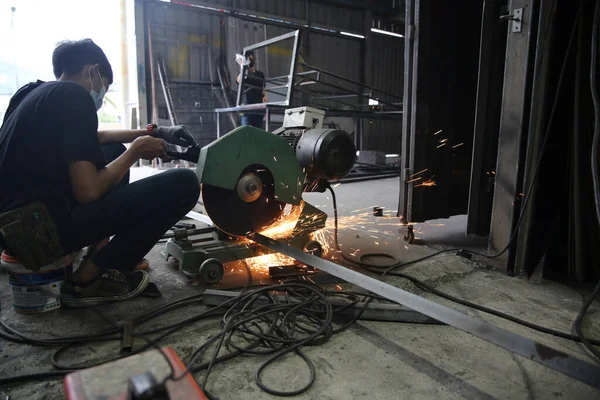 Trabajador Soldadura Taller Metal Ceñido Progreso —  Fotos de Stock