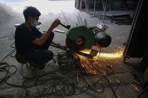 Trabalhador Metal Loja Soldagem Cinta Andamento — Fotografia de Stock