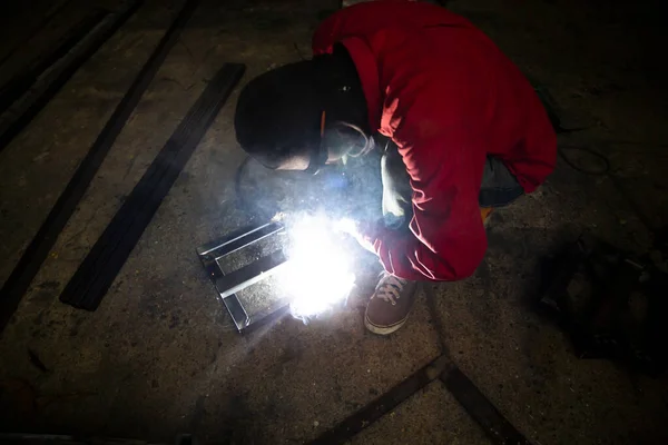 Trabajador Soldadura Taller Metal Ceñido Progreso — Foto de Stock
