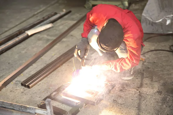Worker Metal Shop Welding Girding Progress — Stock Photo, Image