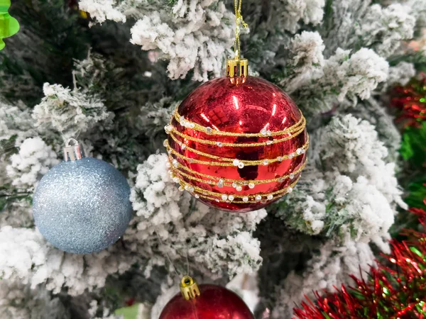 Genç Ladin Ağacının Dallarıyla Noel Süsleri Telifsiz Stok Imajlar