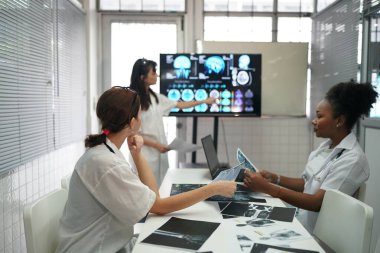 Tıbbi İşyeri Sağlık Hizmetleri. Çok ırklı doktor ekibi ofisinde toplantı yapıyor.