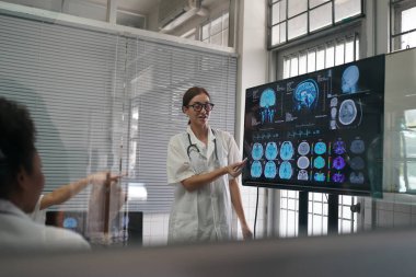 Tıbbi İşyeri Sağlık Hizmetleri. Ofiste çok ırklı bir doktor