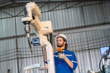 İş dünyası teknolojisi, insanlar ve teknoloji. Fabrika deposunda çalışan mühendis.