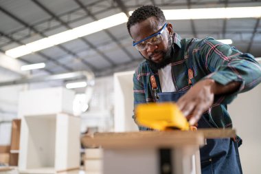 Marangoz atölyede mobilya yapıyor. 