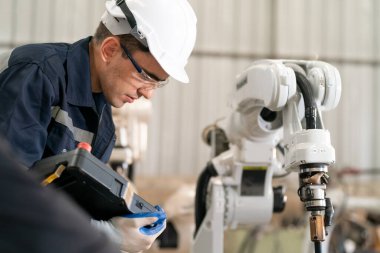 İş dünyası teknolojisi, insanlar ve teknoloji. Fabrika deposunda çalışan mühendis.