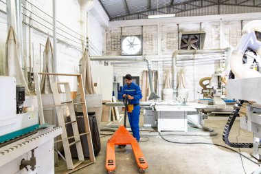 Marangoz atölyede mobilya yapıyor. 