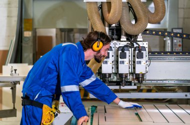 Marangoz atölyede mobilya yapıyor.