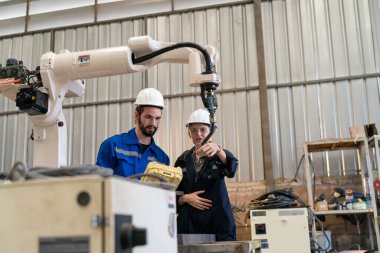 İş dünyası teknolojisi, insanlar ve teknoloji. Fabrika deposunda çalışan mühendis.