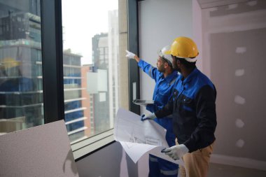 İnşaat işçileri görev başında. Sanayi teması