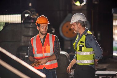 Fabrikadaki sanayi mühendisi işçiler. Mühendisler mühendislik fabrikasında endüstriyel şanzıman monte ediyorlar.