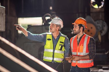 Fabrikadaki sanayi mühendisi işçiler. Mühendisler mühendislik fabrikasında endüstriyel şanzıman monte ediyorlar.