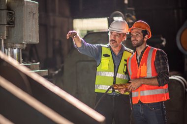 Fabrikadaki sanayi mühendisi işçiler. Mühendisler mühendislik fabrikasında endüstriyel şanzıman monte ediyorlar.