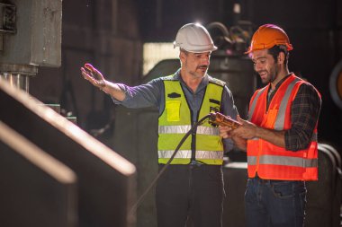 Fabrikadaki sanayi mühendisi işçiler. Mühendisler mühendislik fabrikasında endüstriyel şanzıman monte ediyorlar.
