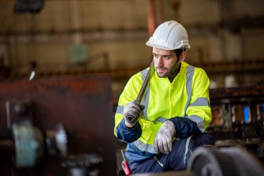 Fabrikadaki sanayi mühendisi. Mühendis mühendislik fabrikasında endüstriyel şanzıman monte ediyor.