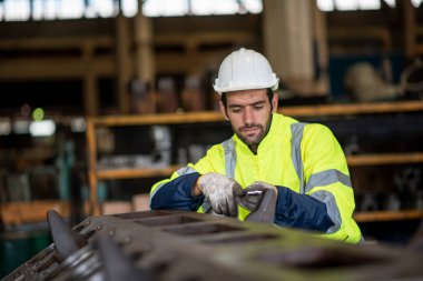 Fabrikadaki sanayi mühendisi. Mühendis mühendislik fabrikasında endüstriyel şanzıman monte ediyor.