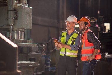 Fabrikadaki sanayi mühendisi işçiler. Mühendisler mühendislik fabrikasında endüstriyel şanzıman monte ediyorlar.