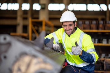 Fabrikadaki sanayi mühendisi. Mühendis mühendislik fabrikasında endüstriyel şanzıman monte ediyor.