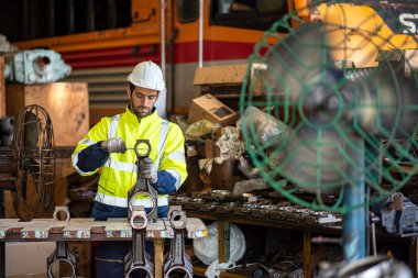 Fabrikadaki sanayi mühendisi. Mühendis mühendislik fabrikasında endüstriyel şanzıman monte ediyor.