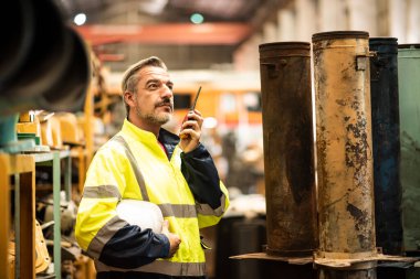 Fabrikadaki sanayi mühendisi. Mühendis mühendislik fabrikasında endüstriyel şanzıman monte ediyor.