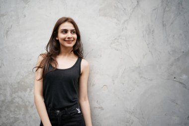 Moda Modeli stüdyoda. Şık, siyah elbiseli, güzel, seksi kadın. Genç, muhteşem Hintli kadın model, duvarın arkasında siyah kıyafetler giyiyor..