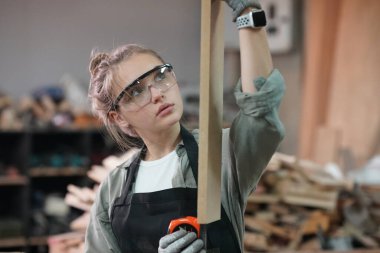 Genç bir kadının küçük işletmesi. Mobilya atölyesinde çalışan güzel genç bayan.