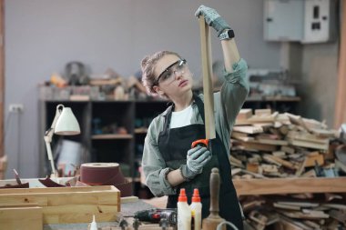 Genç bir kadının küçük işletmesi. Mobilya atölyesinde çalışan güzel genç bayan.