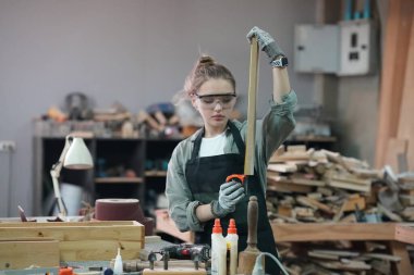 Genç bir kadının küçük işletmesi. Mobilya atölyesinde çalışan güzel genç bayan.