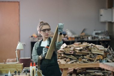 Genç bir kadının küçük işletmesi. Mobilya atölyesinde çalışan güzel genç bayan.