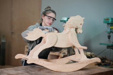 Genç bir kadının küçük işletmesi. Mobilya atölyesinde çalışan güzel genç bayan.